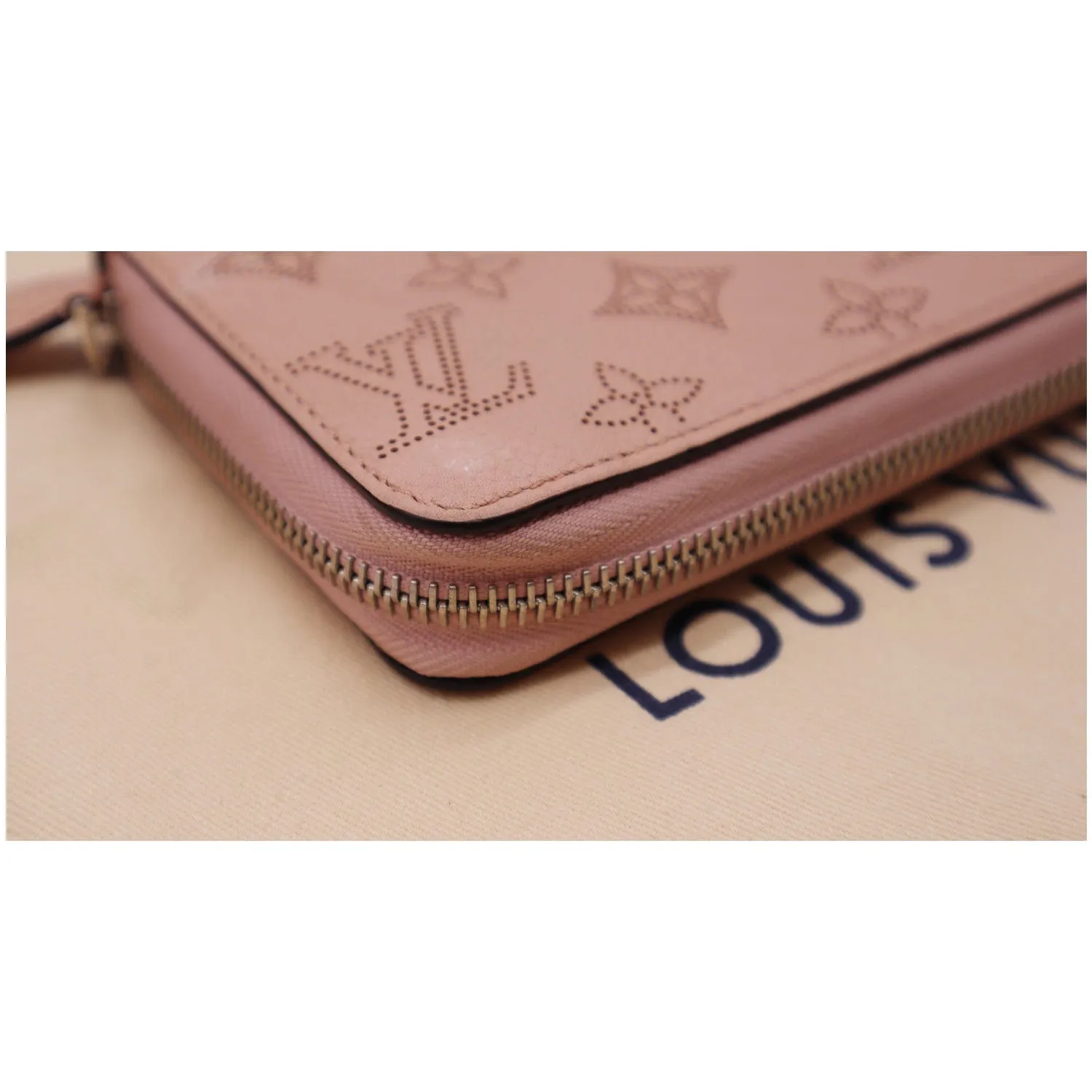 LOUIS VUITTON Mahina Leather Zippy Wallet Magnolia - 20% OFF