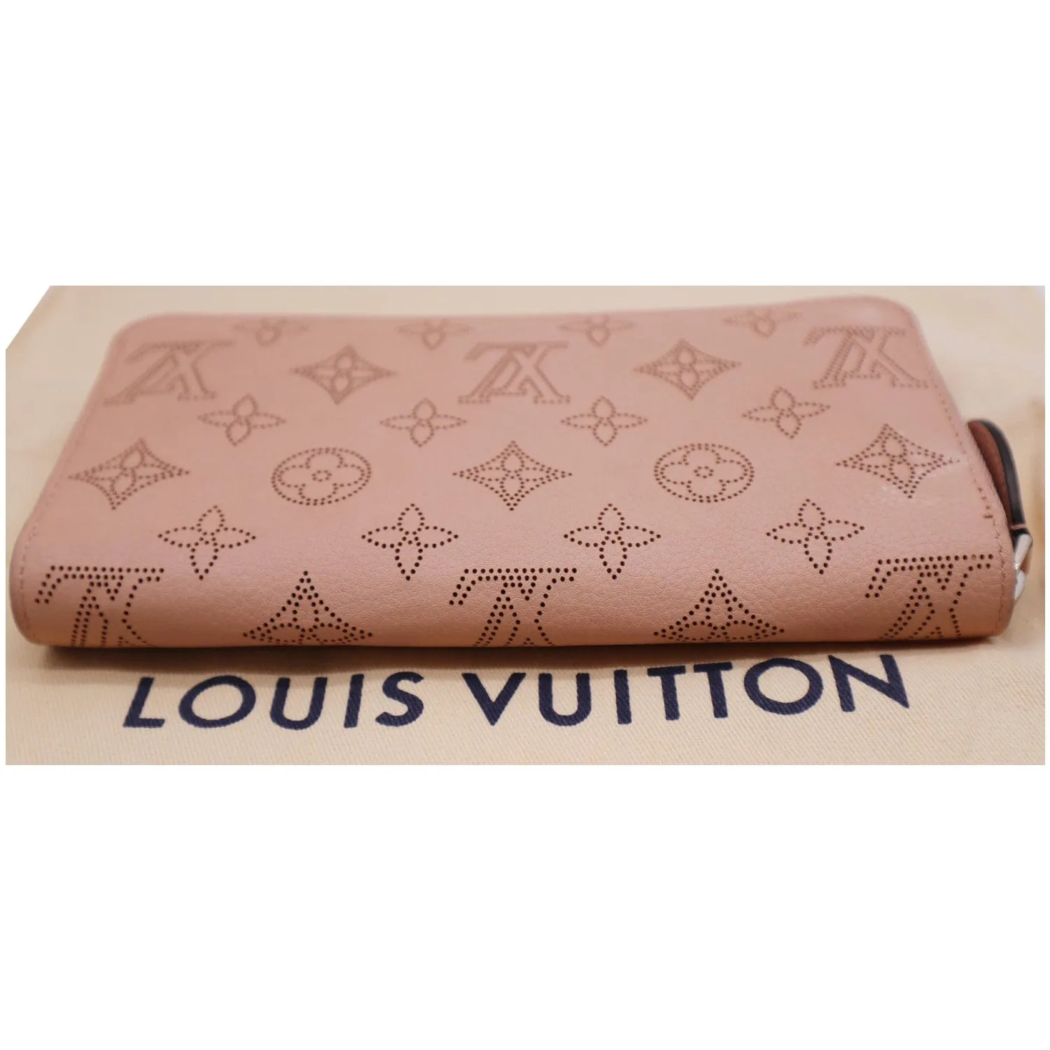 LOUIS VUITTON Mahina Leather Zippy Wallet Magnolia - 20% OFF