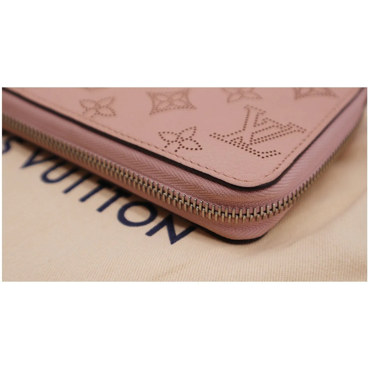 LOUIS VUITTON Mahina Leather Zippy Wallet Magnolia - 20% OFF