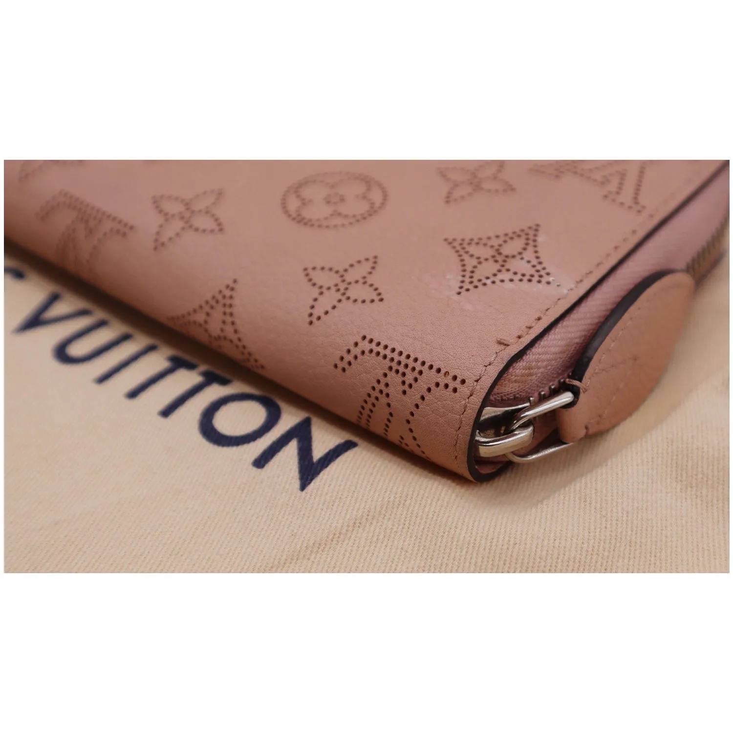 LOUIS VUITTON Mahina Leather Zippy Wallet Magnolia - 20% OFF