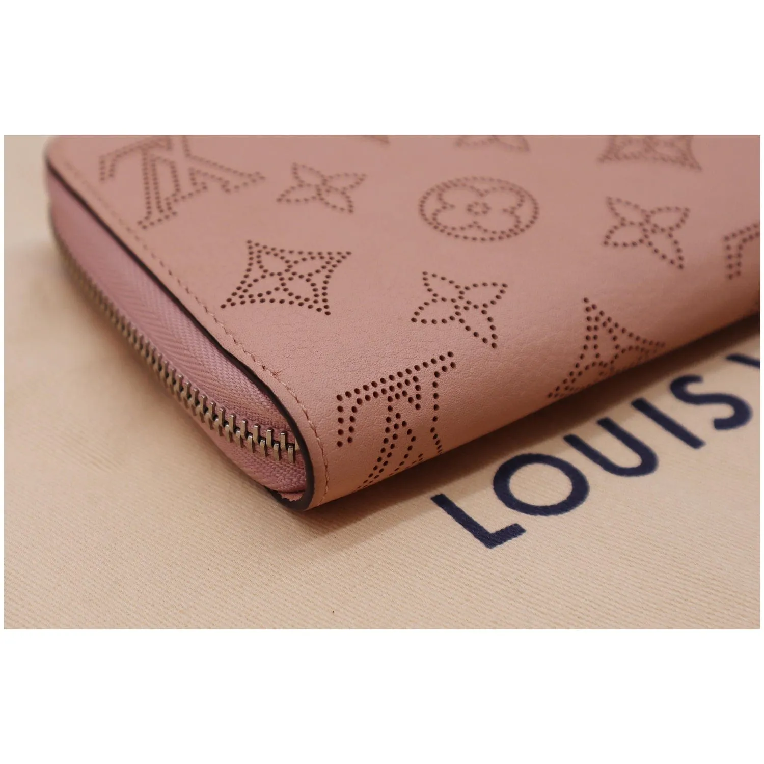 LOUIS VUITTON Mahina Leather Zippy Wallet Magnolia - 20% OFF