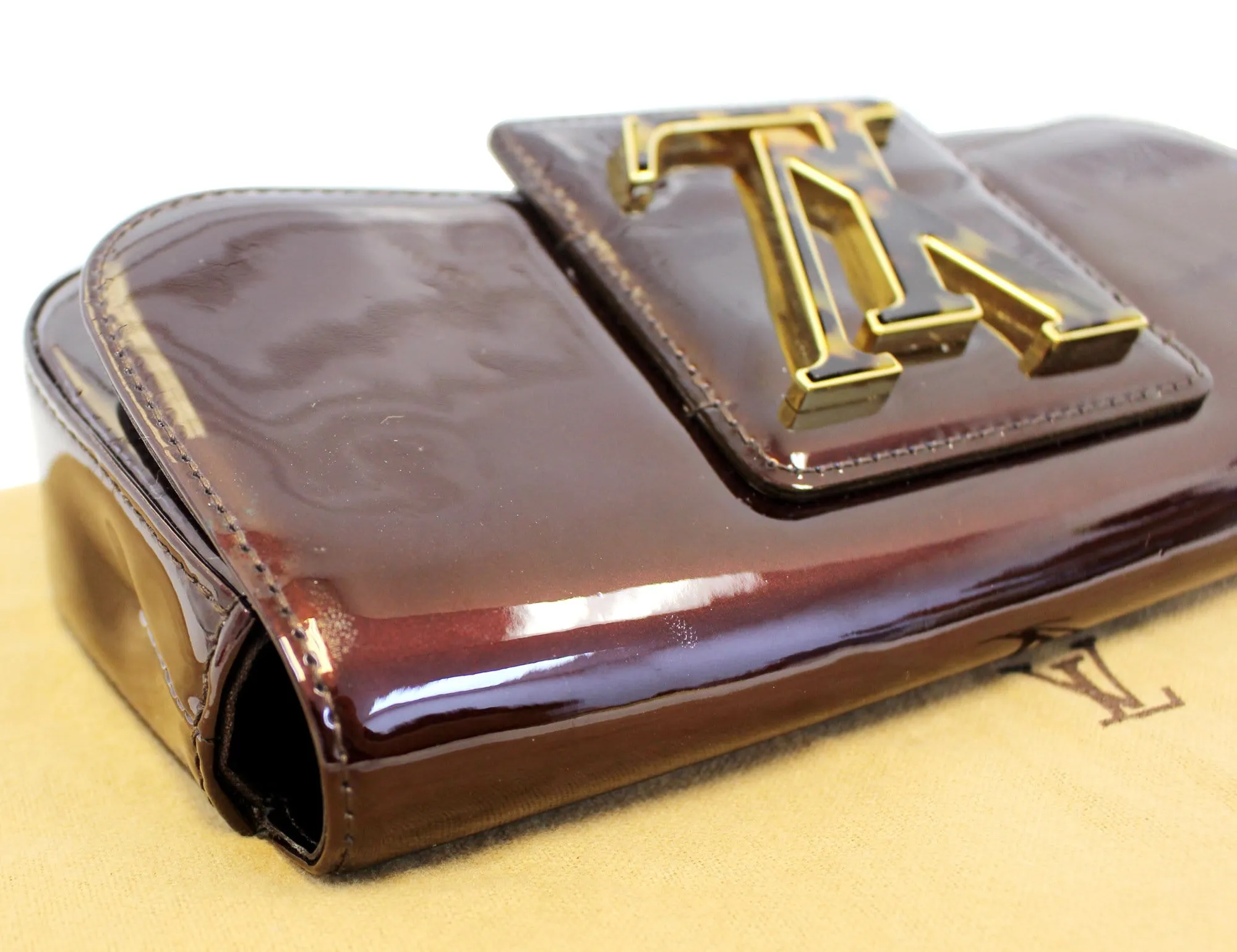 LOUIS VUITTON Sobe Pochette Vernis Rouge Fauviste Clutch Bag
