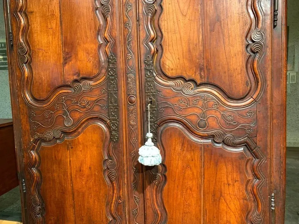 LOVELY 18TH CENTURY FRENCH ARMOIRE