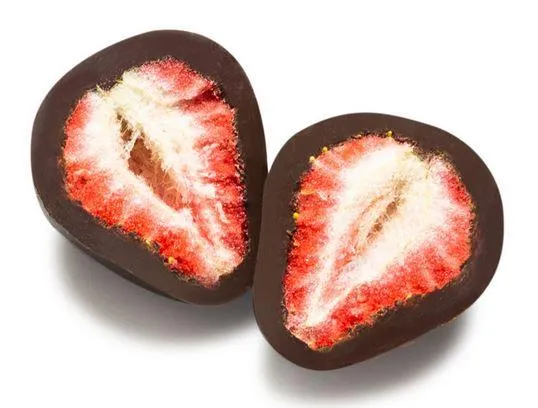 Noosa Natural Whole Strawberries in Dark Chocolate 100g