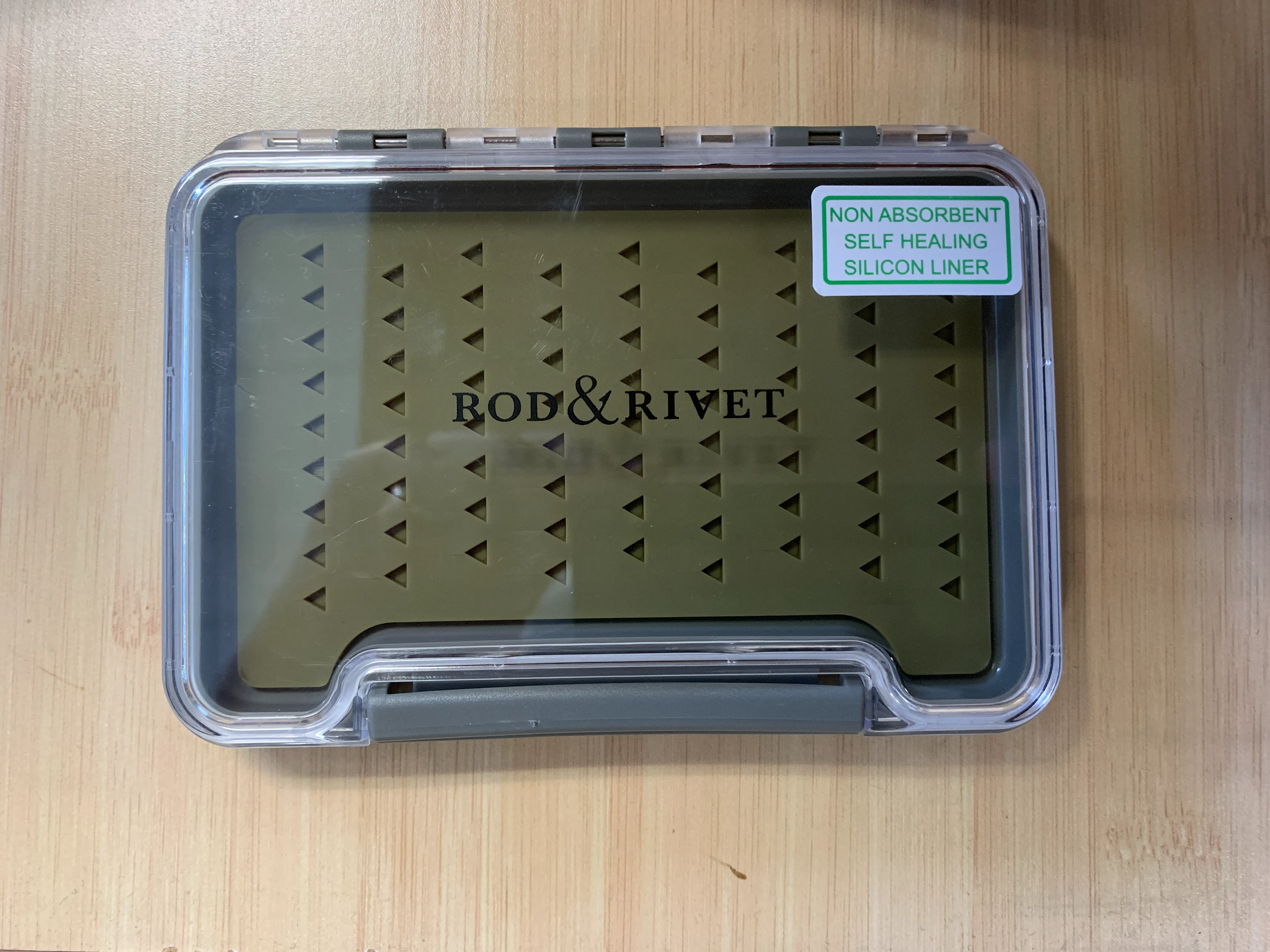 Rod & Rivet Medium Silicon Slim Fly Box